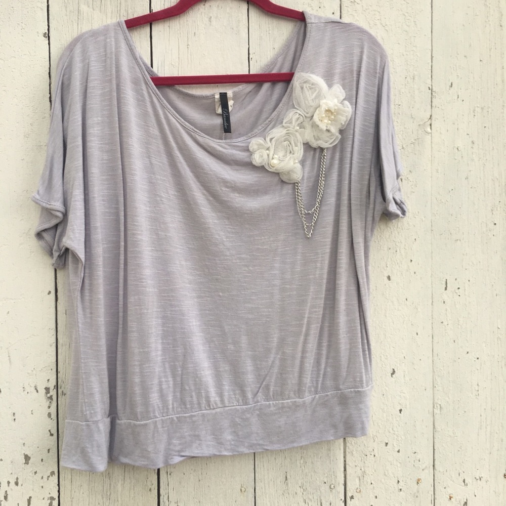 Banabee Grey ss top with Tuileries flower, pearl bead & chain accents. Sz. 2xl